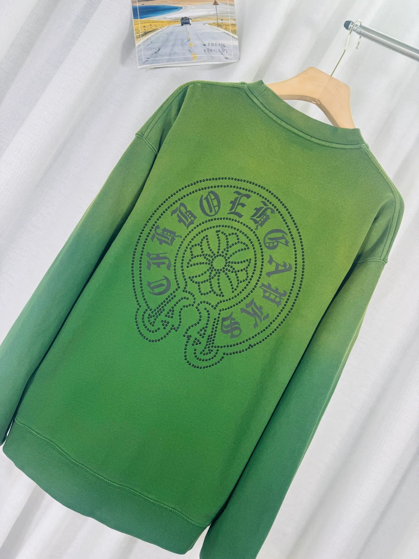 P280 top version, real shot without P, ​​different from market currency) 𝗖𝗵𝗿𝗼𝗺𝗲 𝗛𝗲𝗮𝗿𝘁𝘀/Croxin 2025 Autumn and Winter New Original Single Counter American 3D Rivets and Drill Couple Casual Sweater 👑The highest version! Customized fabric 430g tripe terry fabric! American-style pickled and distressed original fabric, laser-burned flowers, rivets and diamonds, exquisite embroidery of letters! The best-selling model in the counter, very comfortable to wear. Accessories: original molded and authenticated collar label➕100% silk wash label. Genuine purchase-grade original hangtag➕matching hanging rope➕3D hanging beads➕original packaging bag. Craftsmanship: The original version has consistent wiring! The highest version of the armhole matching technique! Color: Pink Black Green Purple Size: S M L XL Style Number: 25-363